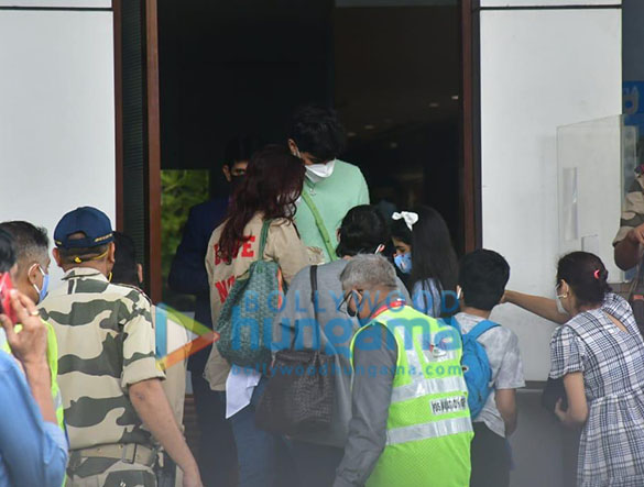 photos akshay kumar snapped with family snapped at kalina airport 9