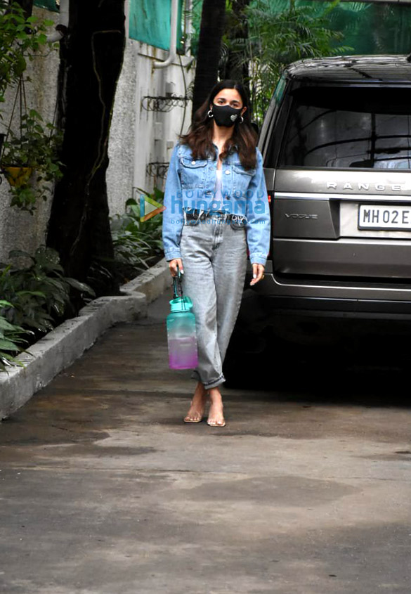 Photos: Alia Bhatt spotted at Sunny Super Sound Photos: Alia Bhatt spotted at Sunny Super Sound