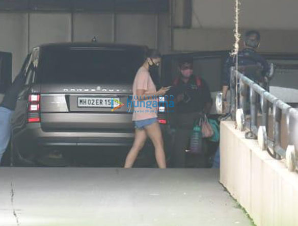 Photos: Alia Bhatt spotted in Bandra Photos: Alia Bhatt spotted in Bandra