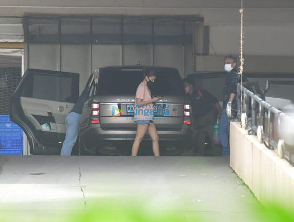 photos alia bhatt spotted in bandra 3