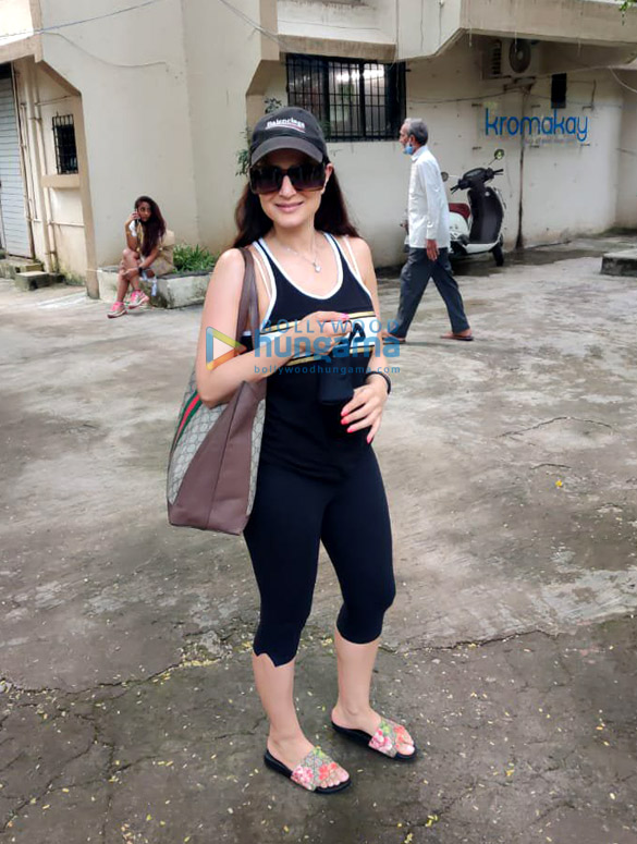 photos ameesha patel snapped at kromakay salon in juhu 1 5