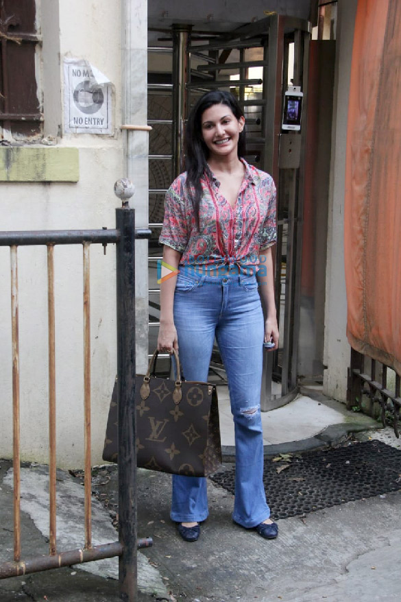 photos amyra dastur spotted in khar 4