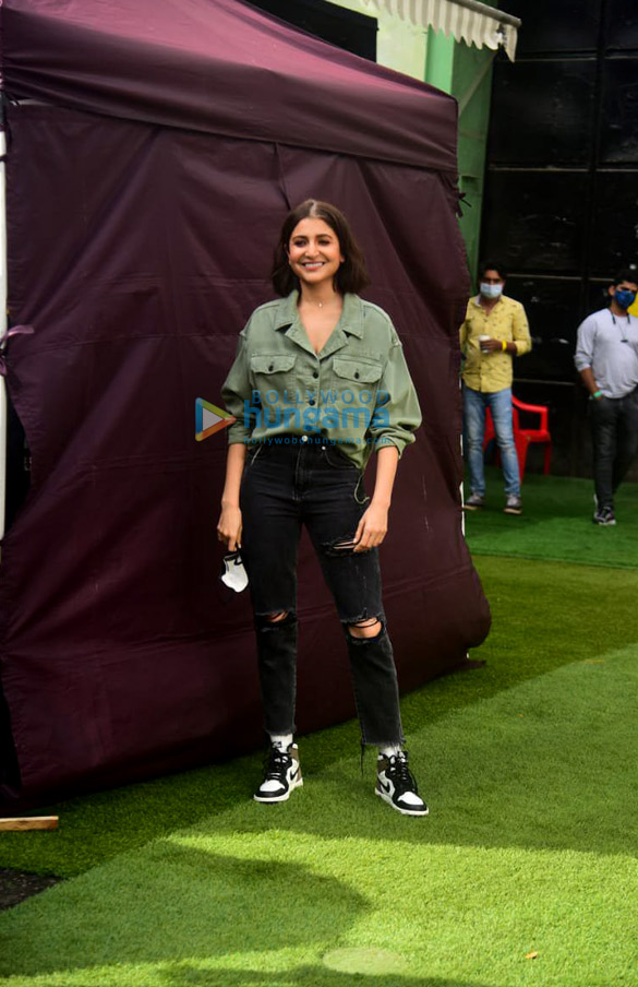 photos anushka sharma snapped during brand shoot in filmcity goregaon 5