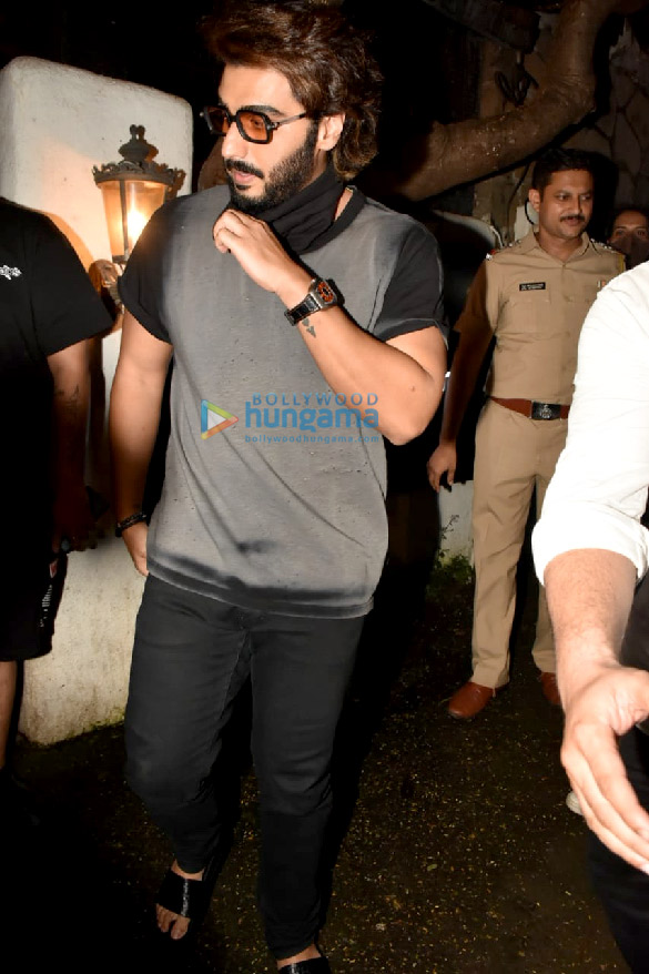 photos arjun kapoor snapped at hakims aalim salon in bandra 1 2