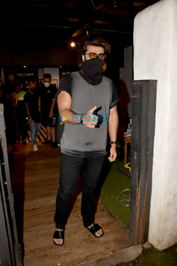 photos arjun kapoor snapped at hakims aalim salon in bandra 4