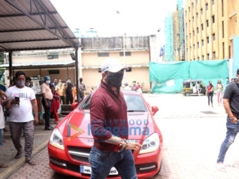 Photos: Ashoke Pandit, Asim Riaz and Hindustani Bhau snapped at Cooper Hospital