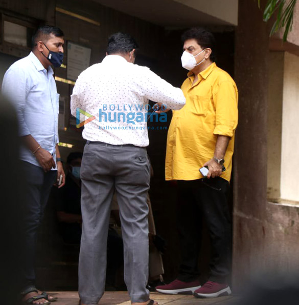 photos ashoke pandit asim riaz and hindustani bhau snapped at cooper hospital 4