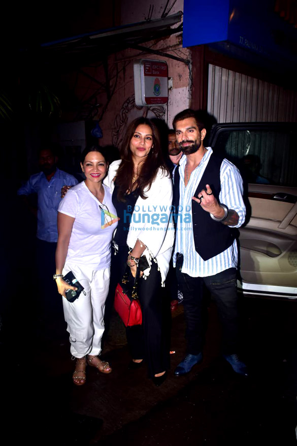 photos bipasha basu and karan singh grover spotted at pali village cafe in bandra 3