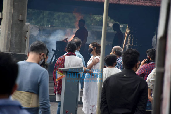 photos celebs attend aanand l rais mothers funeral in oshiwara 1