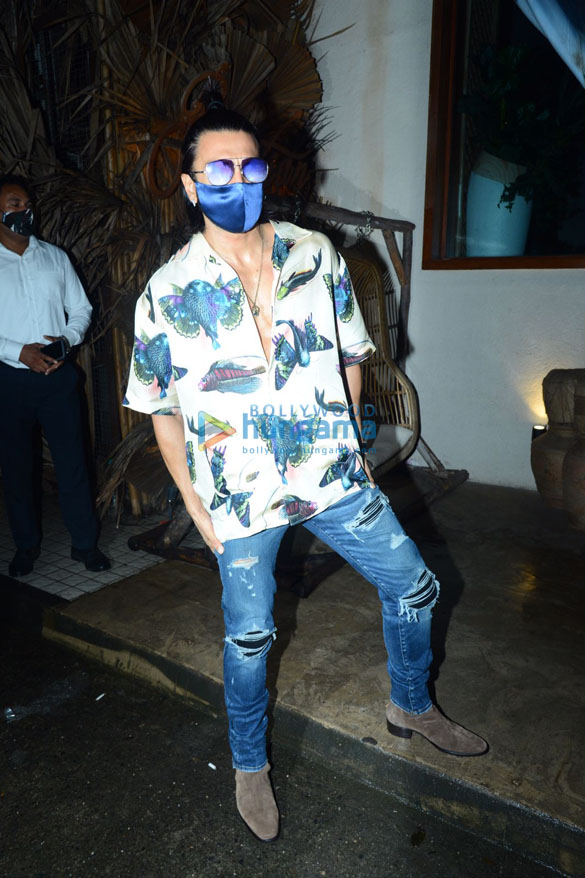 photos deepika padukone pv sindhu and ranveer singh snapped at bastian in worli 2