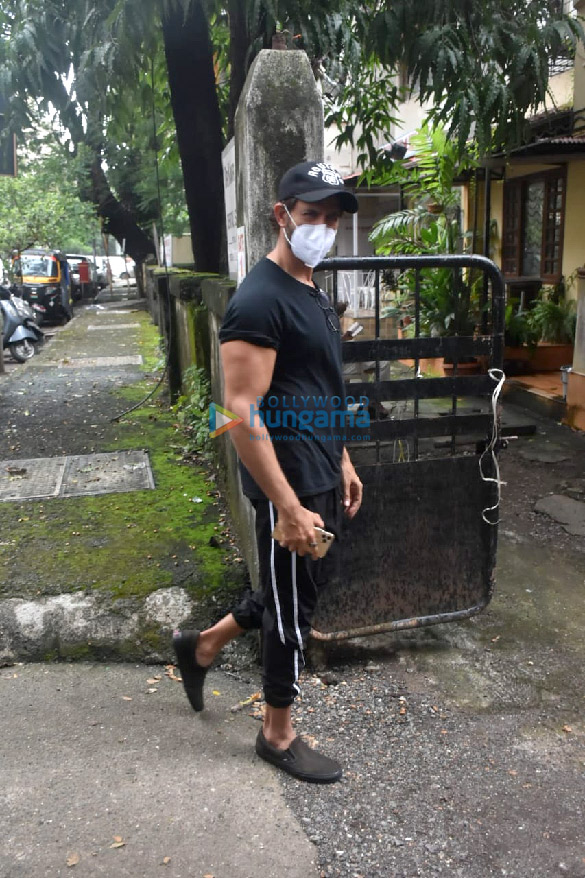 Photos: Hrithik Roshan spotted in Juhu