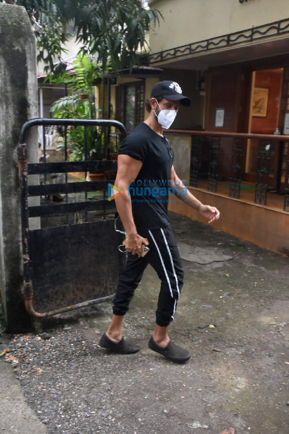photos hrithik roshan spotted in juhu 2