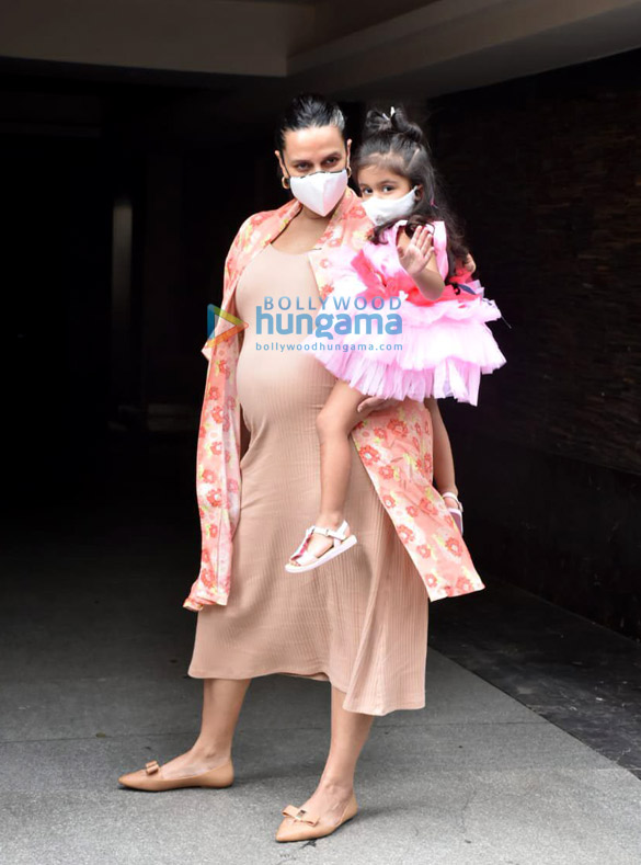 photos ibrahim ali khan taimur ali khan and neha dhupia with her daughter snapped at soha ali khans house for inaayas birthday 3