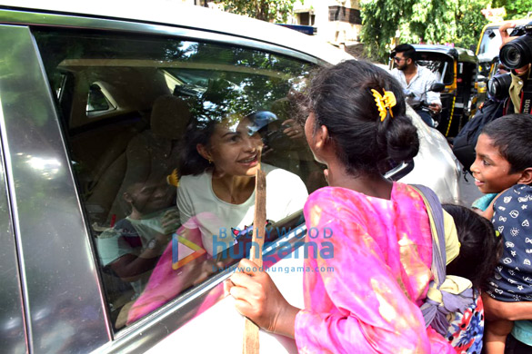 photos jacqueline fernandez snapped in bandra 1 2