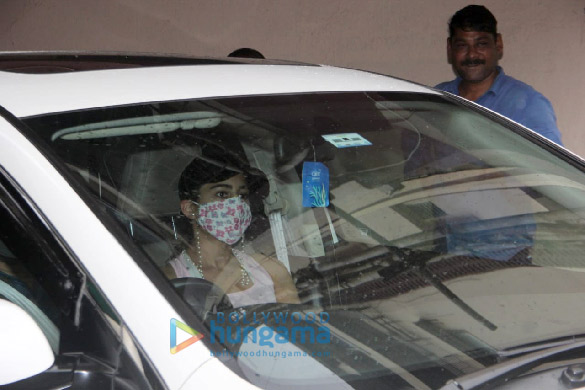 photos janhvi kapoor and sara ali khan spotted at pilates studio in santacruz 2