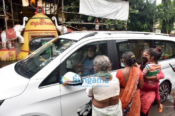 photos jeetendra spotted at the shani mandir in juhu 4