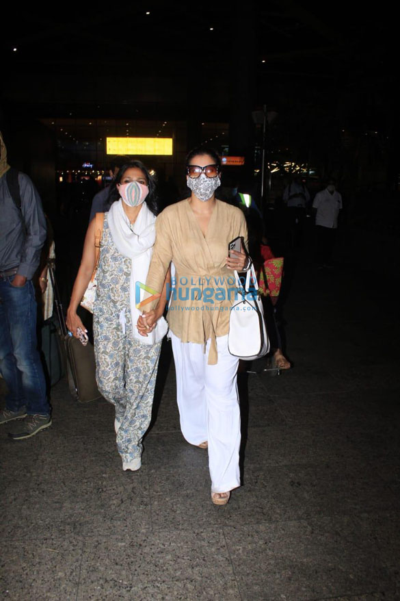 photos kajol snapped at the airport with her mother tanuja 1