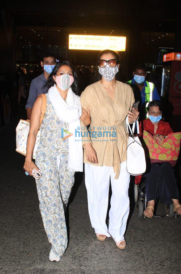 Photos: Kajol snapped at the airport with her mother Tanuja Photos: Kajol snapped at the airport with her mother Tanuja