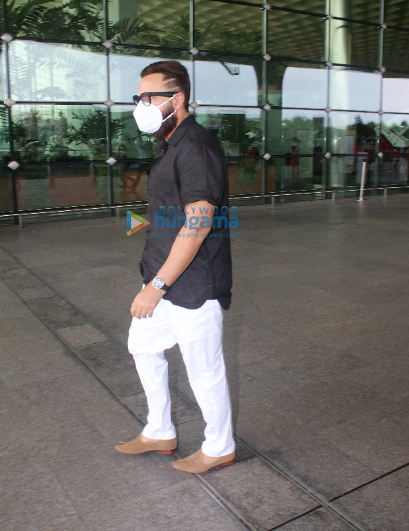 photos kareena kapoor khan saif ali khan ananya panday and others snapped at the airport 7