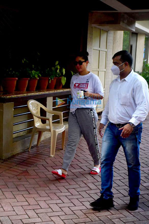 Photos: Kareena Kapoor Khan spotted in Bandra Photos: Kareena Kapoor Khan spotted in Bandra