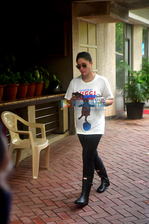 photos kareena kapoor khan spotted in bandra 2 29