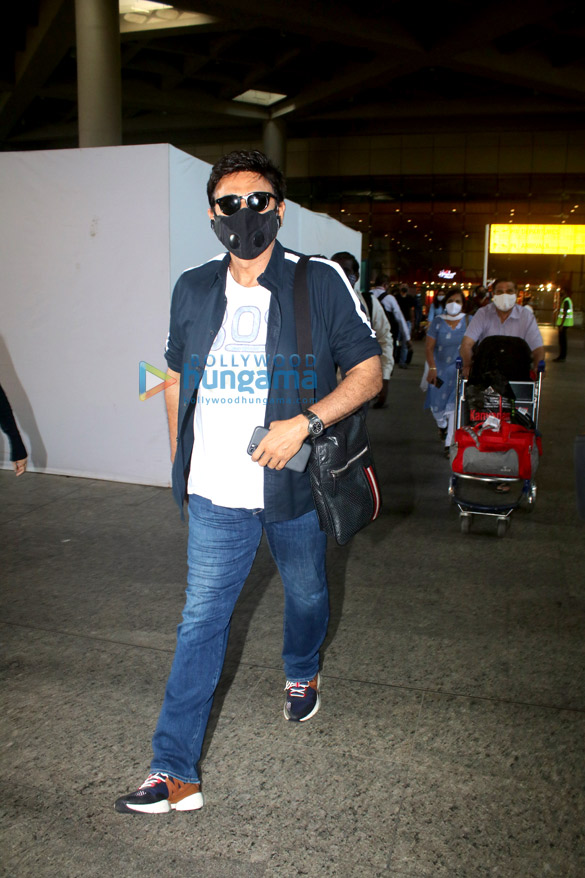 photos karishma tanna rhea kapoor venkatesh daggubati and others snapped at the airport 3