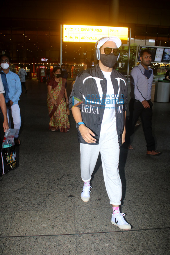 photos karishma tanna rhea kapoor venkatesh daggubati and others snapped at the airport 6