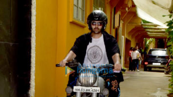 Photos: Kartik Aaryan snapped at dance class in Juhu