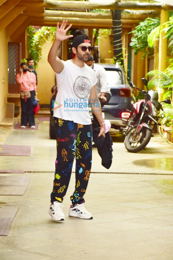 photos kartik aaryan snapped at dance class in juhu 6 2