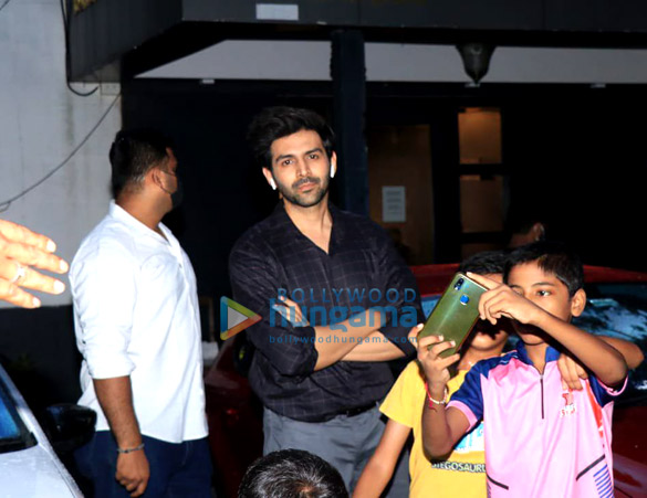 photos kartik aaryan snapped in town 1