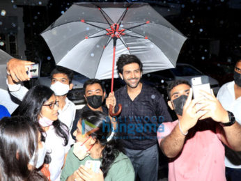 Photos: Kartik Aaryan snapped in town