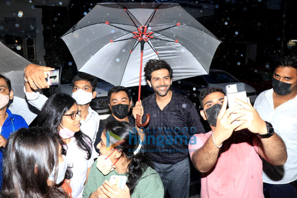 photos kartik aaryan snapped in town 2