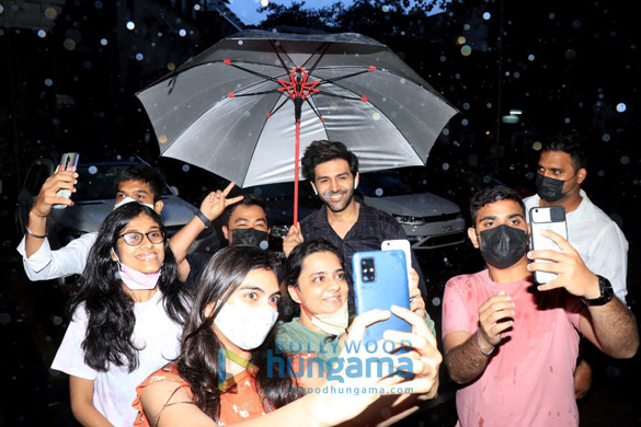 photos kartik aaryan snapped in town 3