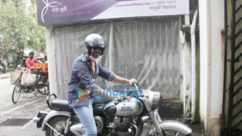 Photos: Kartik Aaryan spotted outside Mehboob studio in Bandra