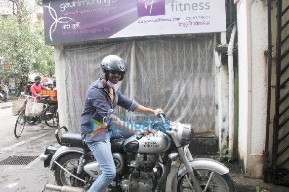 photos kartik aaryan spotted outside mehboob studio in bandra 1