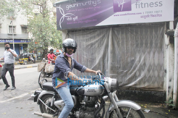photos kartik aaryan spotted outside mehboob studio in bandra 3