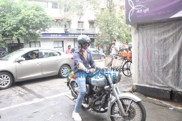 photos kartik aaryan spotted outside mehboob studio in bandra 4