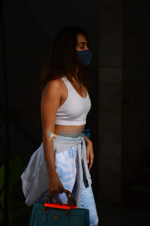 photos kiara advani spotted at dharma productions office 3