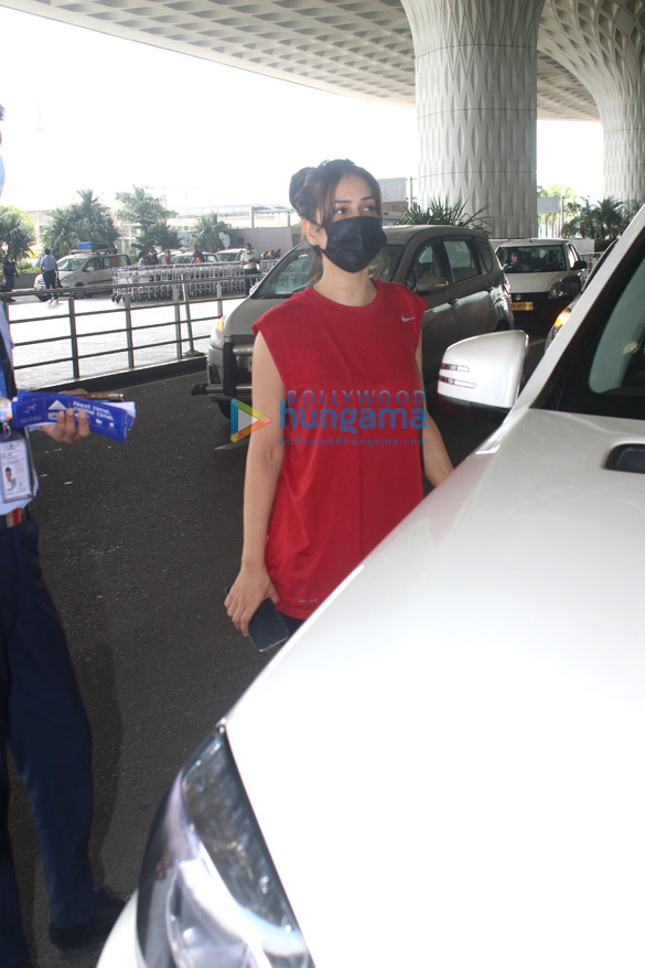 photos kim sharma pragya jaiswal and aditya seal snapped at the airport 4