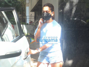 Photos: Kriti Kharbanda spotted outside a clinic in Santacruz