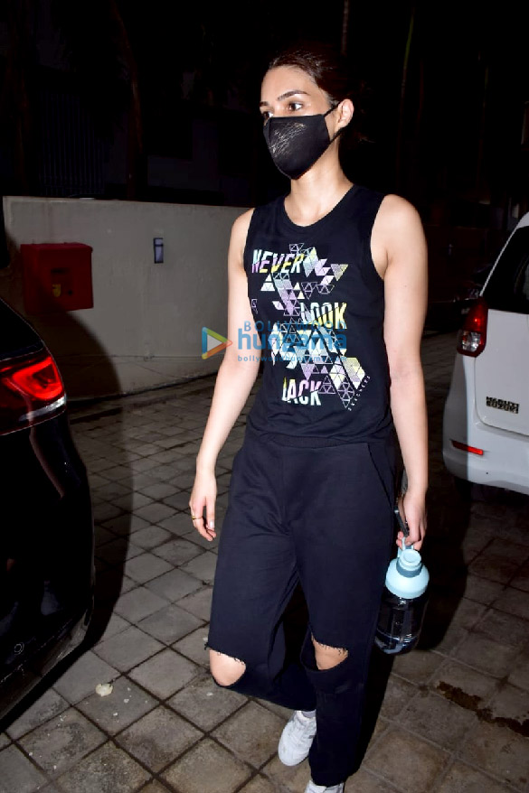 photos kriti sanon snapped in andheri 3 2
