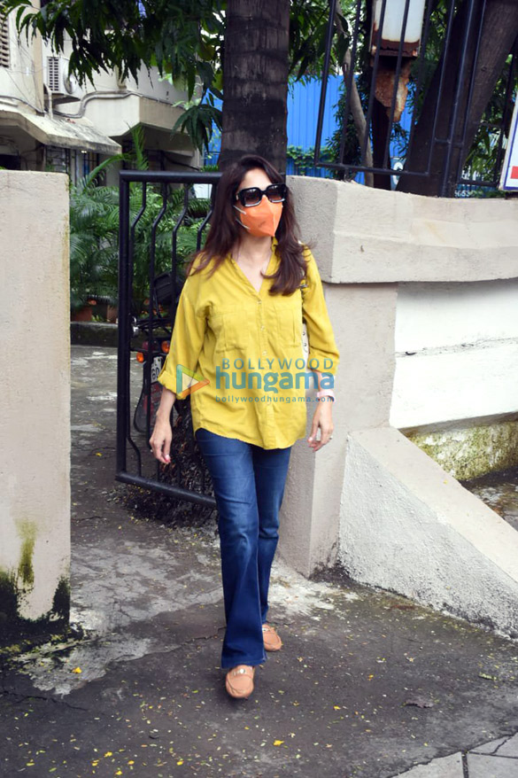 photos madhuri dixit and huma qureshi snapped in juhu 3