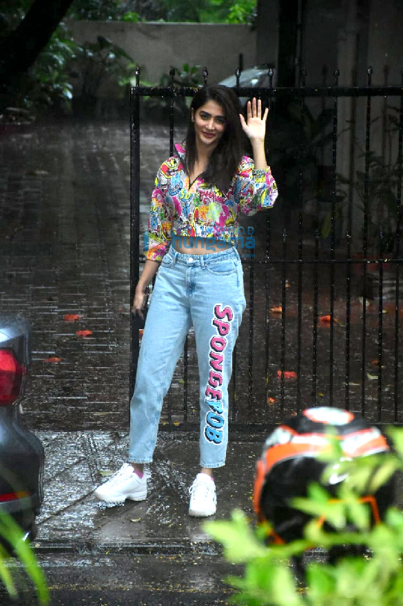 photos pooja hegde spotted in bandra 5 3