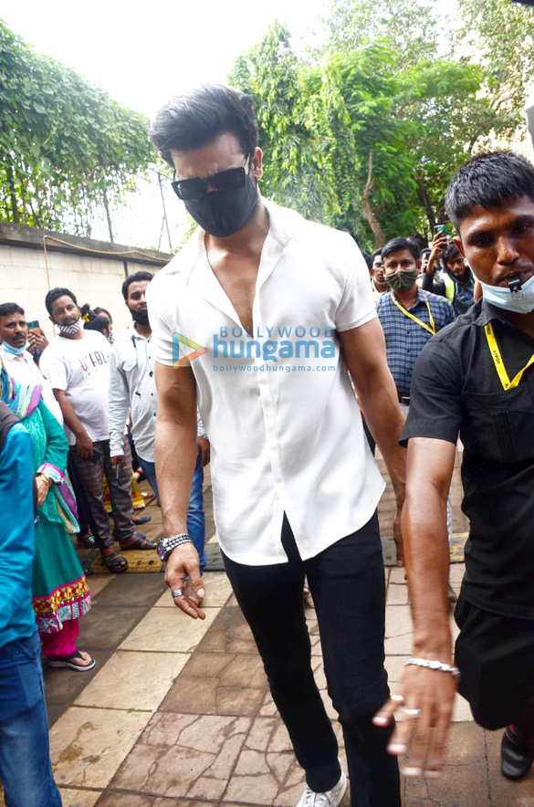 photos rajkummar rao patralekha arti singh and others snapped at sidharth shuklas residence 0025 1
