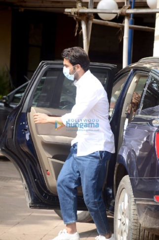 Photos: Rajkummar Rao, Patralekha, Arti Singh and others snapped at Sidharth Shukla’s residence