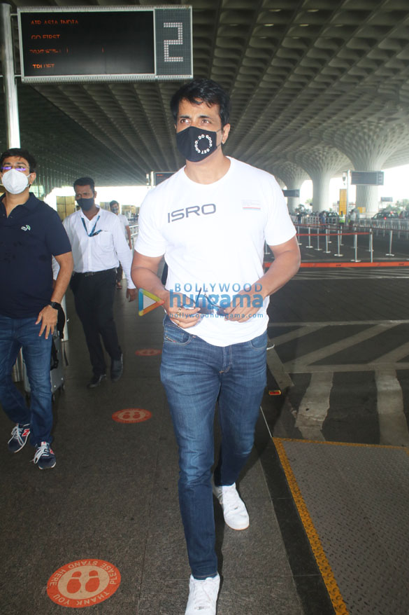 photos ranveer singh sonu sood esha gupta and others snapped at the airport 2
