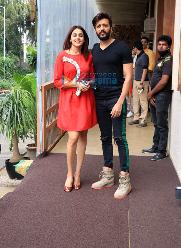 photos riteish deshmukh and genelia deshmukh snapped at bastian worli 4