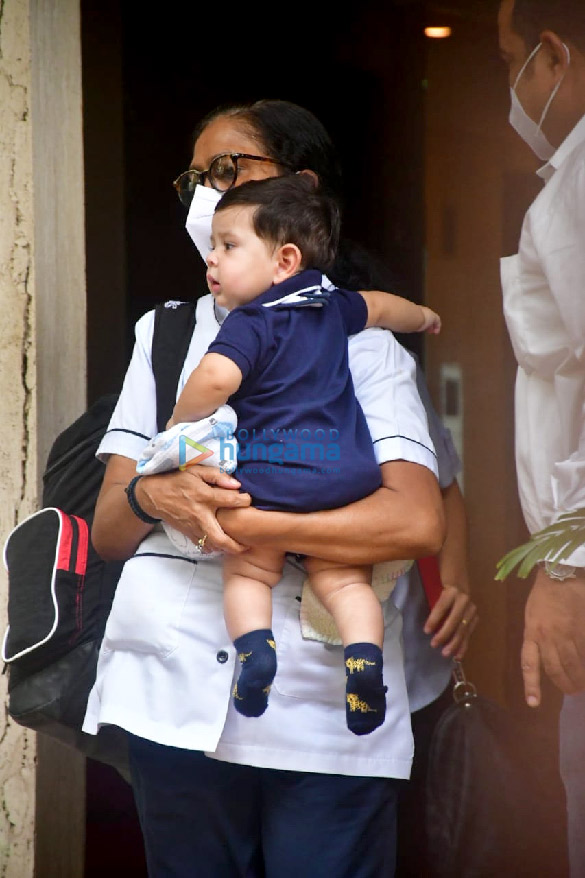 photos saif ali khan kareena kapoor khan taimur and jeh spotted in bandra 4