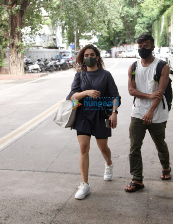 Photos: Sanya Malhotra snapped at a dance class in Khar Photos: Sanya Malhotra snapped at a dance class in Khar