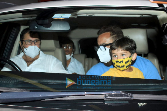 photos sara ali khan kareena kapoor khan and saif ali khan snapped at the airport 1